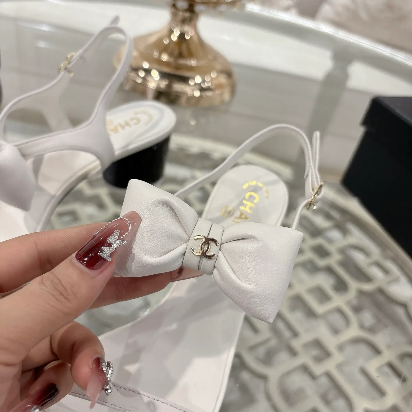 👟👟Ex-factory price 560👟👟 CHANEL 25ss spring and summer new counter top double C bow sandals. This classic design; bow with double C embellishment, playful and elegant, multiple color matching elements... Diversified mix and match is very beautiful and versatile, very light and comfortable on the feet, super delicate and elegant... ꫛꫀꪝ Go➫ Material: Upper: Original customized imported sheepskin Inner: Original custom-made sheepskin lining Outsole: Original custom-made Italian through-dyed genuine leather outsole Size: 35–40 (40 and 41 are custom-made and cannot be returned or exchanged)
